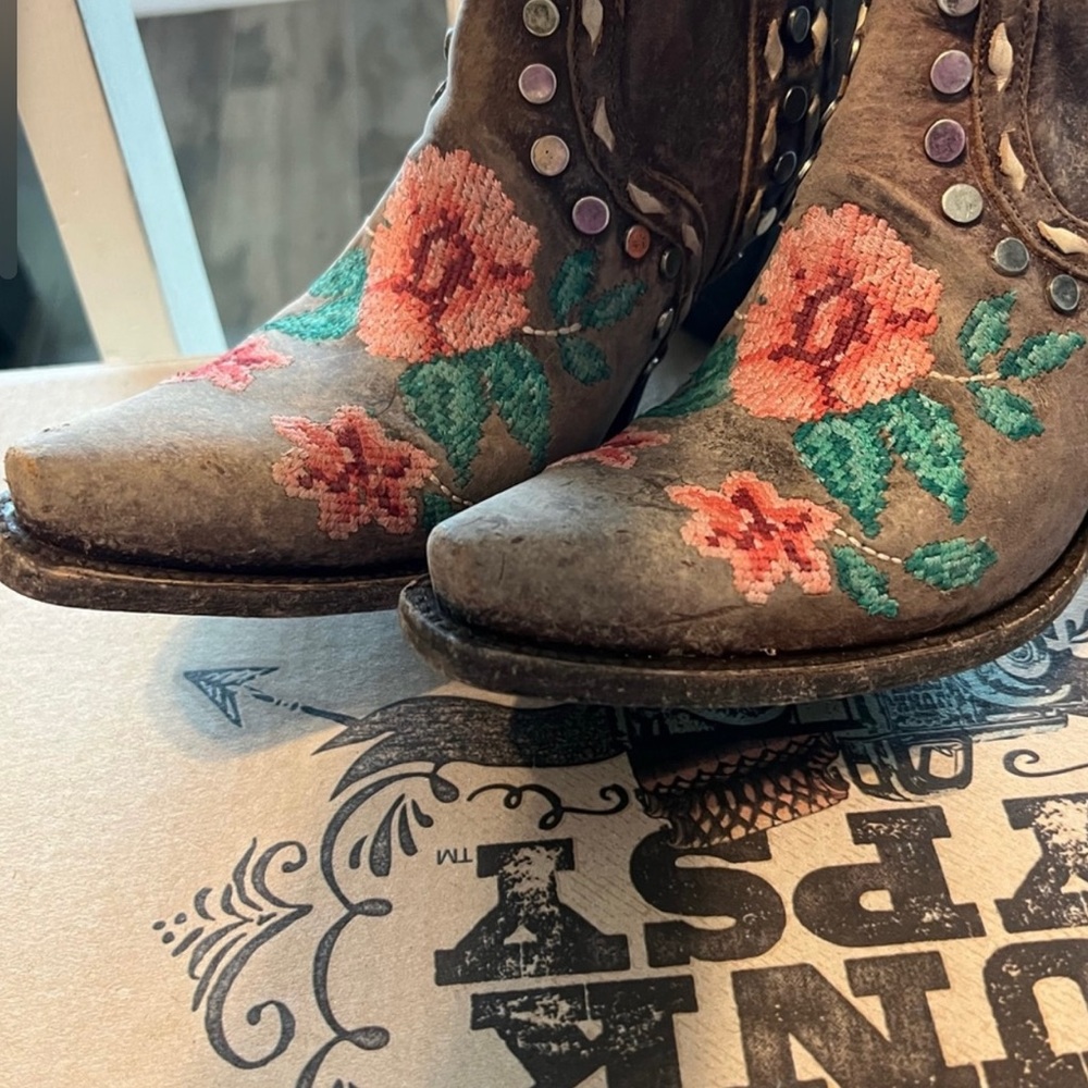 Junk Gypsy Boots by Lane / Embroidered/Distressed / Leather / Studded / Size 9.5